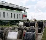 front siedziby elektrotek i szpule z kablami