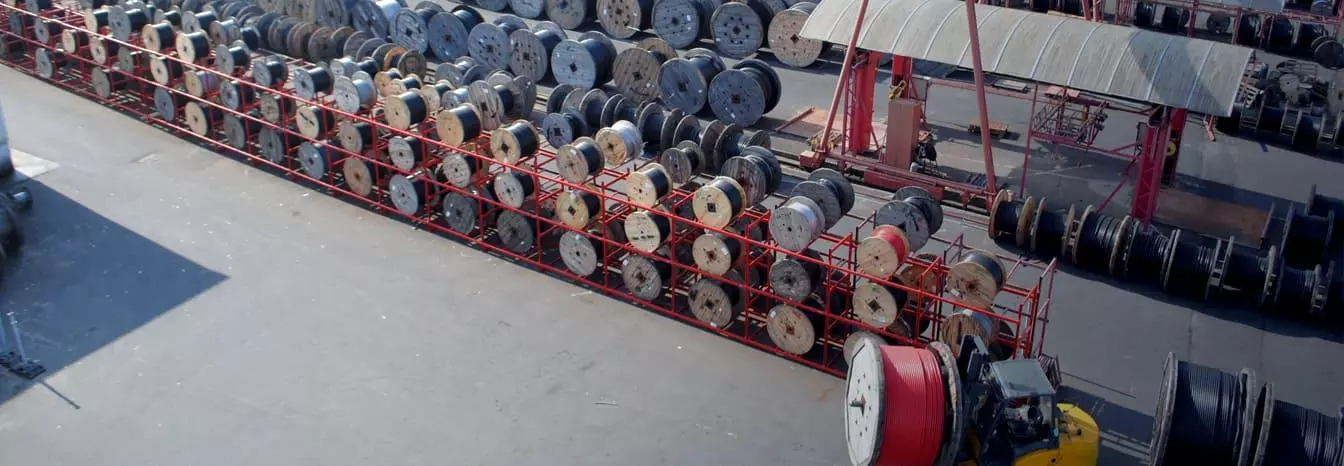 magazyn ze szpulami na kable