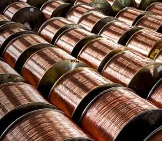miedziane kable na szpulach